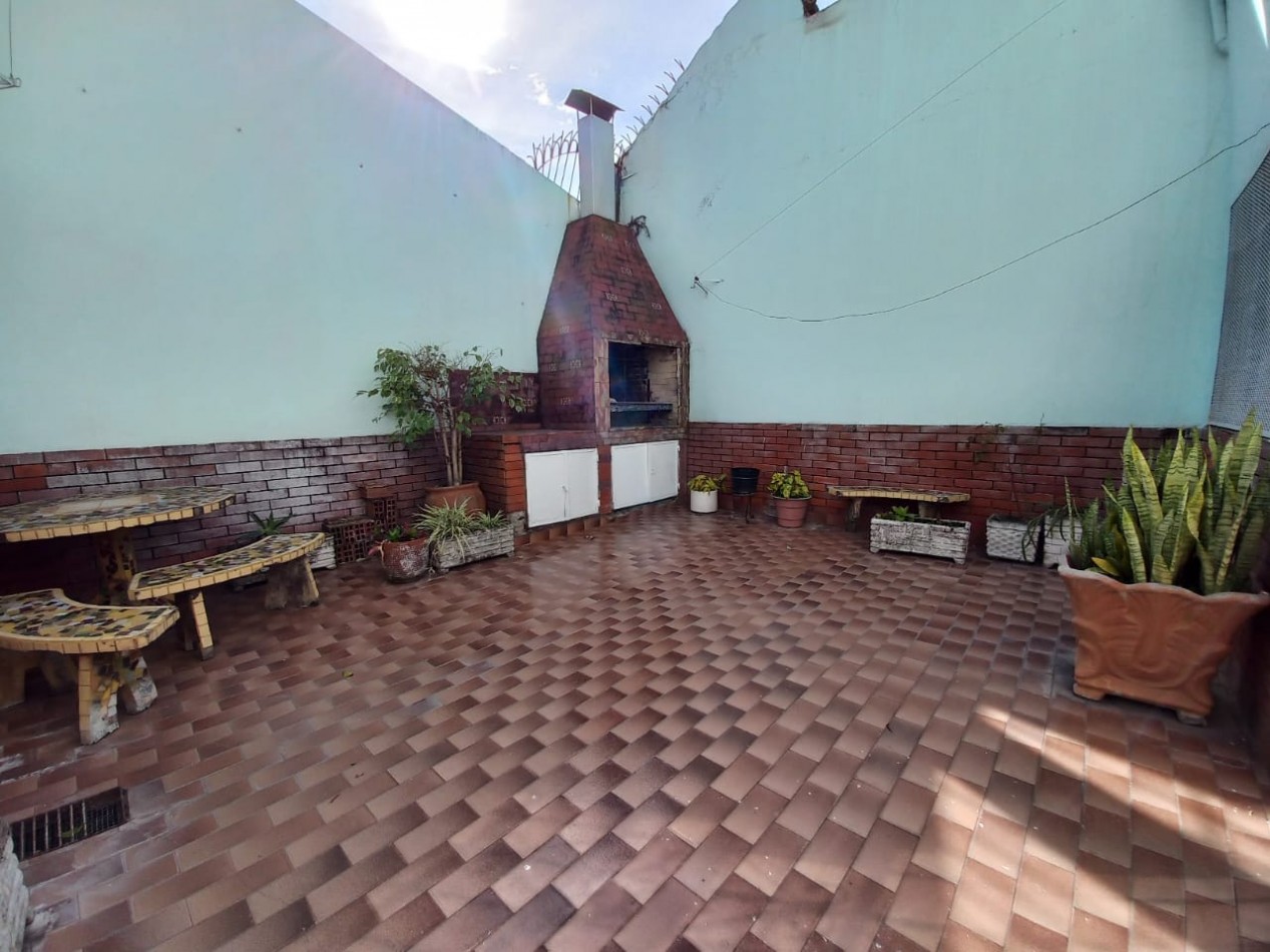 MUY BUENA CASA EN 2 PLANTAS CON PATIO, COCHERA Y TERRAZA!!! IDEAL ACTUALIZAR