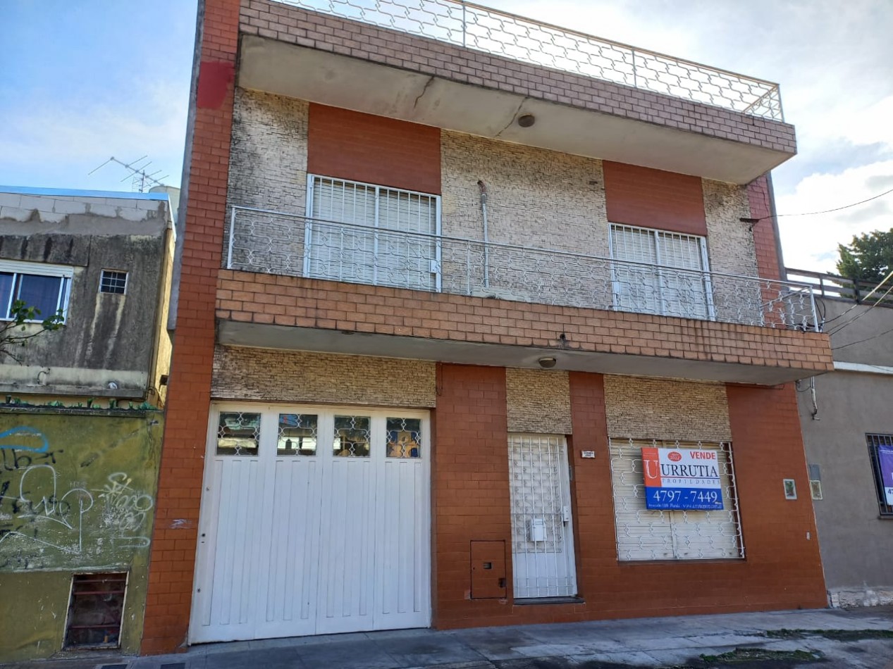 MUY BUENA CASA EN 2 PLANTAS CON PATIO, COCHERA Y TERRAZA!!! IDEAL ACTUALIZAR