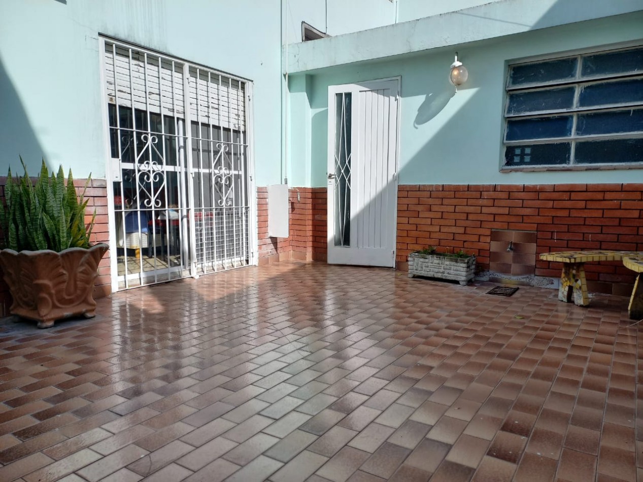 MUY BUENA CASA EN 2 PLANTAS CON PATIO, COCHERA Y TERRAZA!!! IDEAL ACTUALIZAR