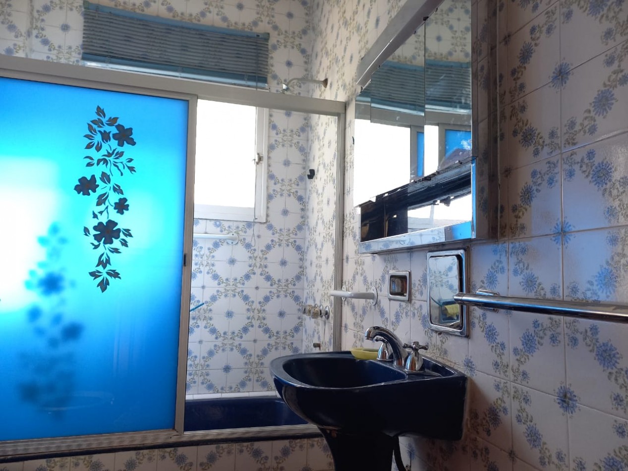 MUY BUENA CASA EN 2 PLANTAS CON PATIO, COCHERA Y TERRAZA!!! IDEAL ACTUALIZAR