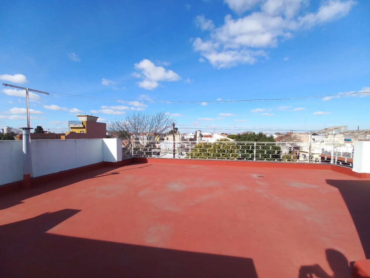 MUY BUENA CASA EN 2 PLANTAS CON PATIO, COCHERA Y TERRAZA!!! IDEAL ACTUALIZAR