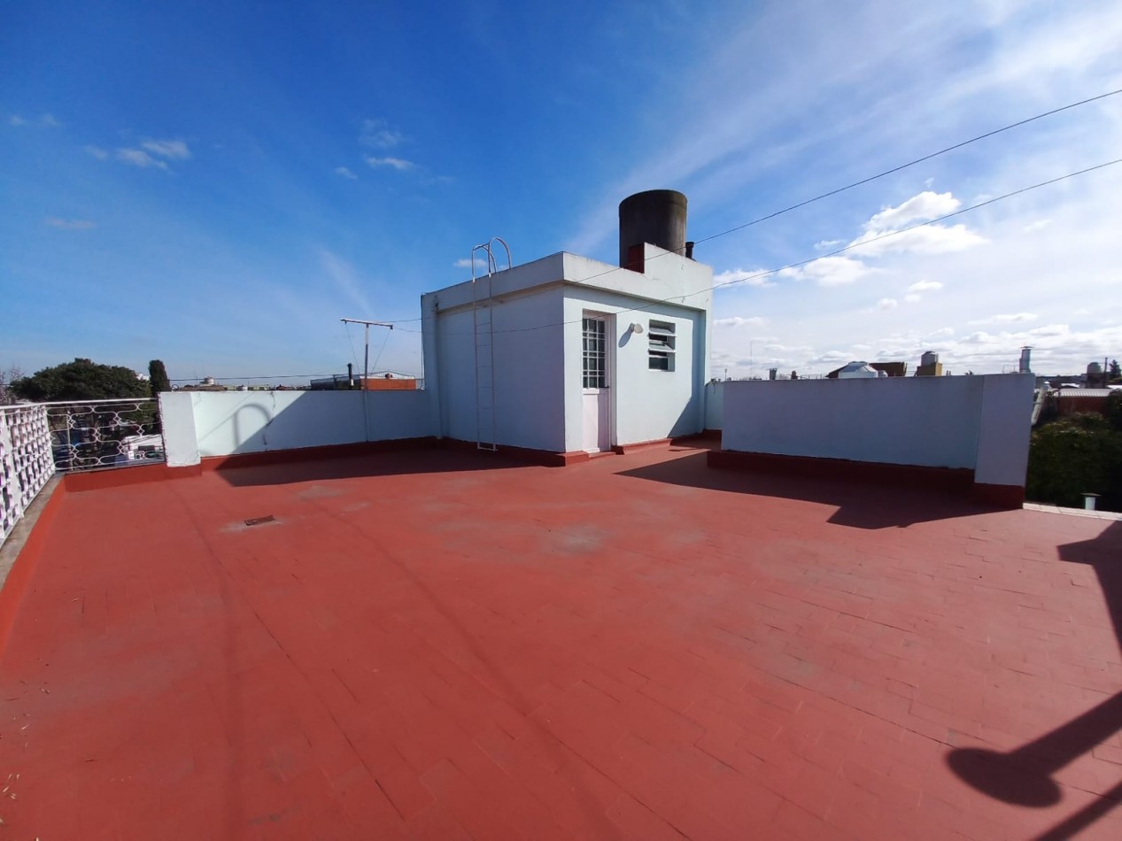 MUY BUENA CASA EN 2 PLANTAS CON PATIO, COCHERA Y TERRAZA!!! IDEAL ACTUALIZAR