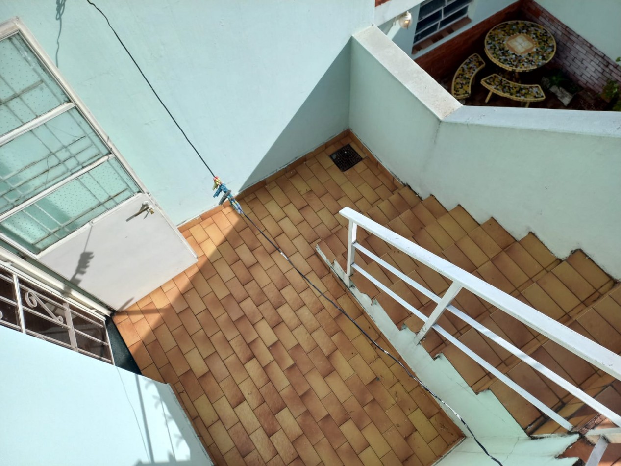 MUY BUENA CASA EN 2 PLANTAS CON PATIO, COCHERA Y TERRAZA!!! IDEAL ACTUALIZAR