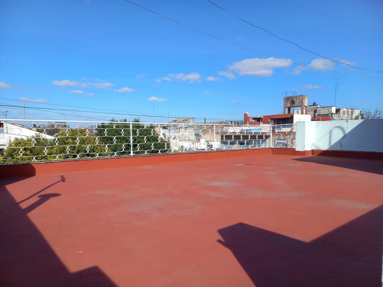 MUY BUENA CASA EN 2 PLANTAS CON PATIO, COCHERA Y TERRAZA!!! IDEAL ACTUALIZAR