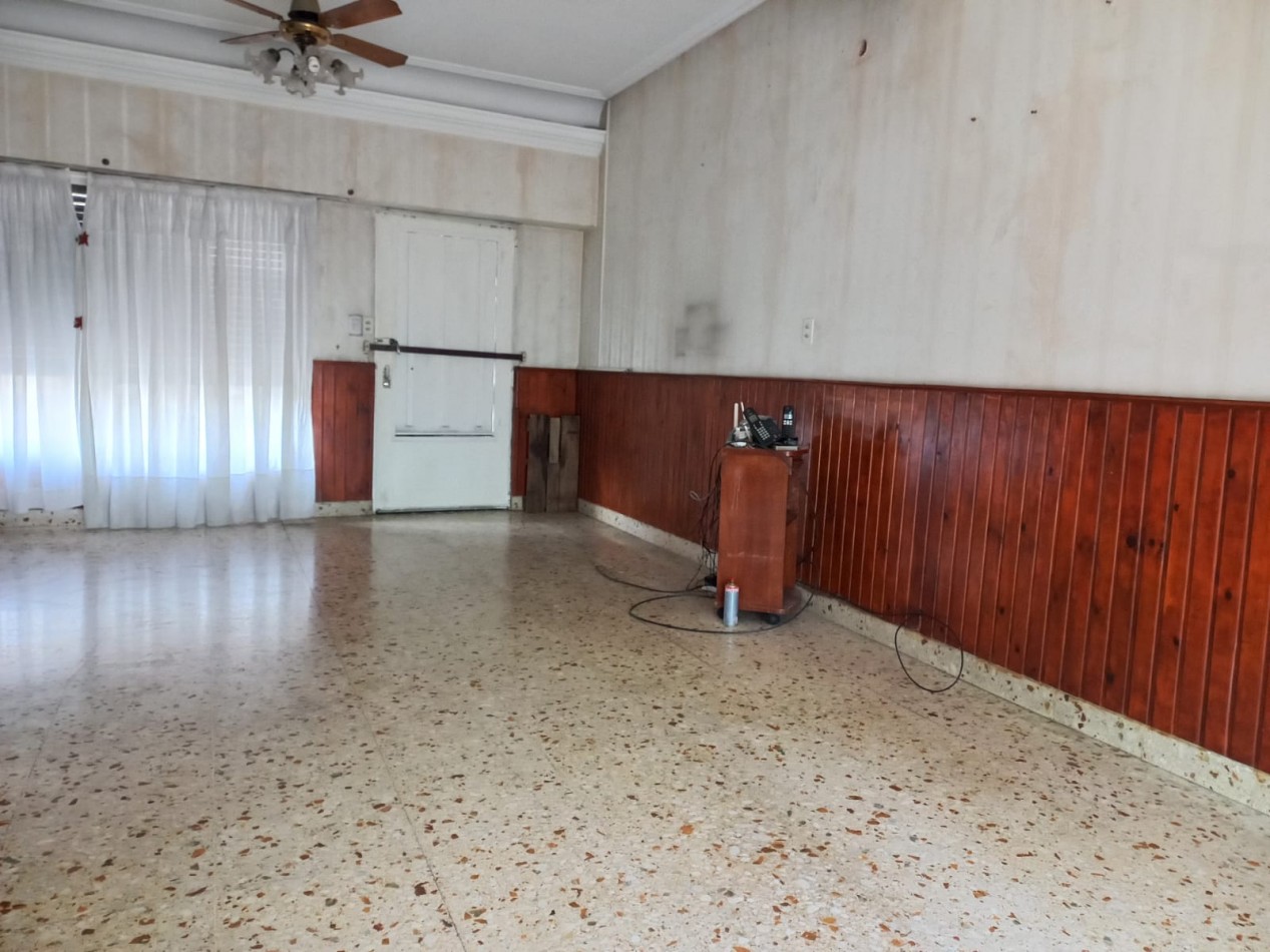 MUY BUENA CASA EN 2 PLANTAS CON PATIO, COCHERA Y TERRAZA!!! IDEAL ACTUALIZAR