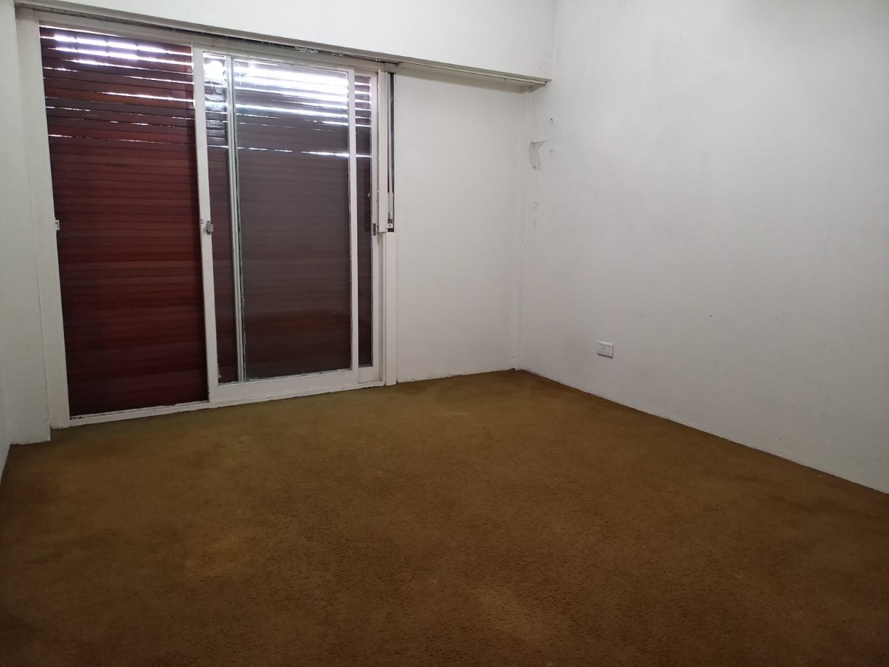 MUY BUENA CASA EN 2 PLANTAS CON PATIO, COCHERA Y TERRAZA!!! IDEAL ACTUALIZAR