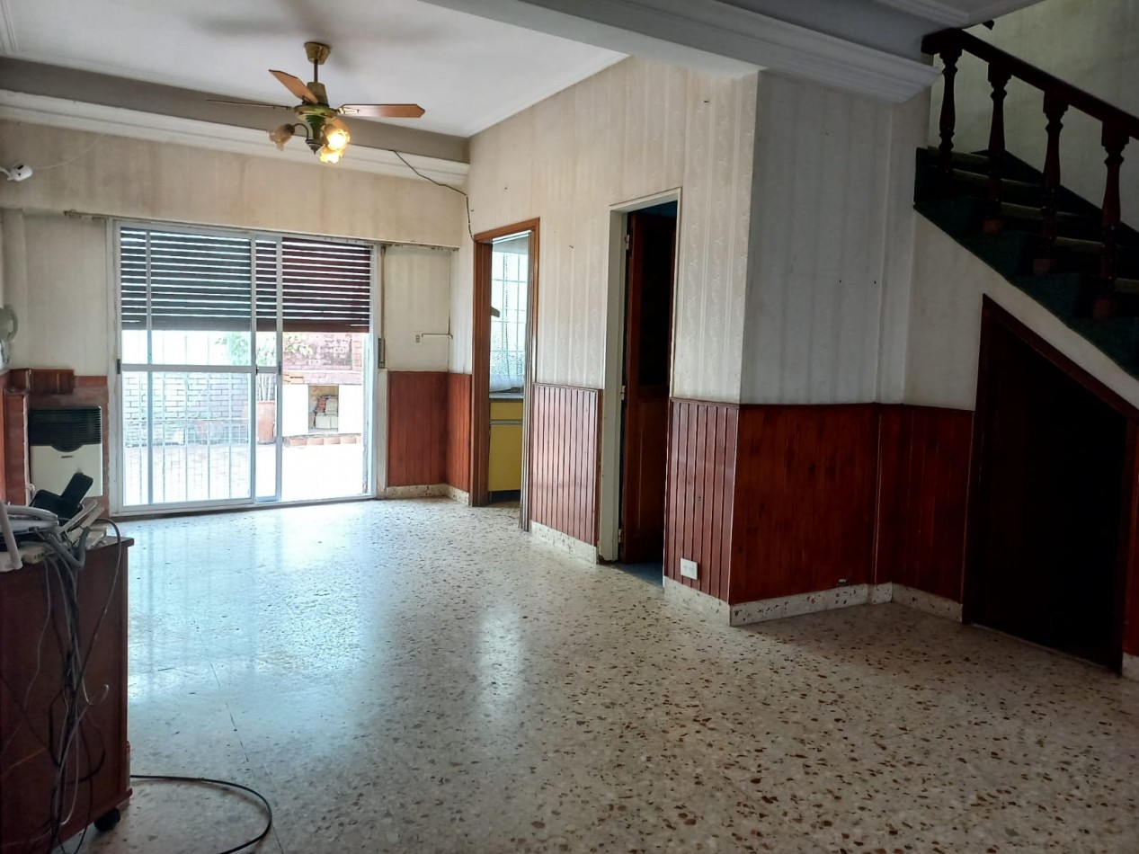 MUY BUENA CASA EN 2 PLANTAS CON PATIO, COCHERA Y TERRAZA!!! IDEAL ACTUALIZAR