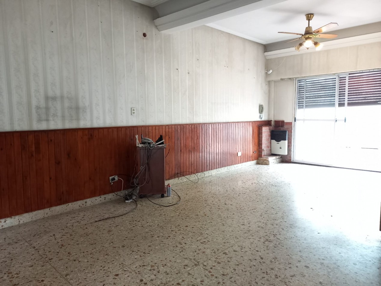 MUY BUENA CASA EN 2 PLANTAS CON PATIO, COCHERA Y TERRAZA!!! IDEAL ACTUALIZAR