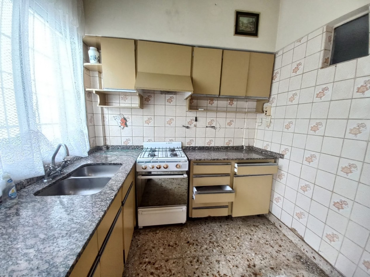 MUY BUENA CASA EN 2 PLANTAS CON PATIO, COCHERA Y TERRAZA!!! IDEAL ACTUALIZAR