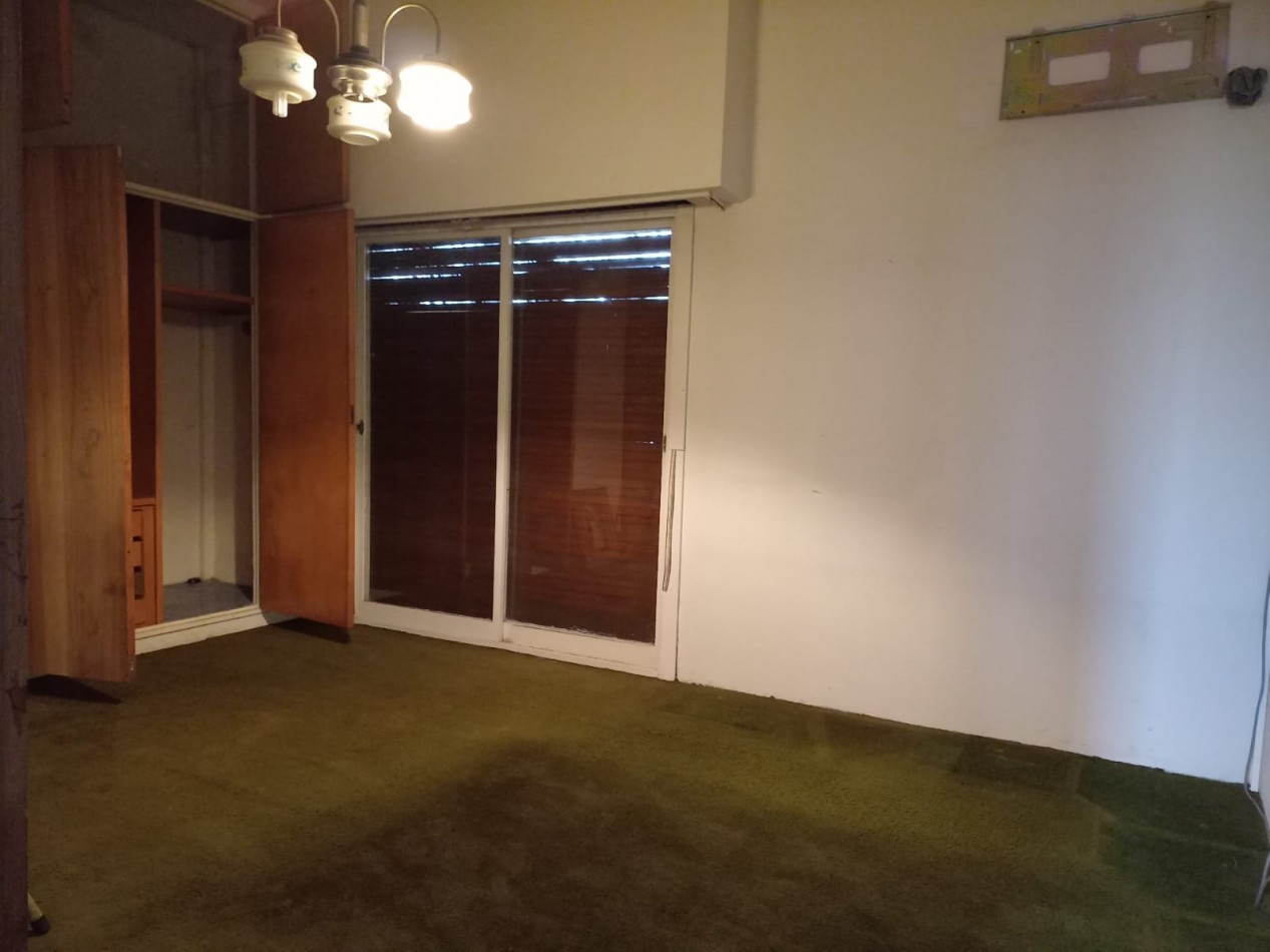 MUY BUENA CASA EN 2 PLANTAS CON PATIO, COCHERA Y TERRAZA!!! IDEAL ACTUALIZAR
