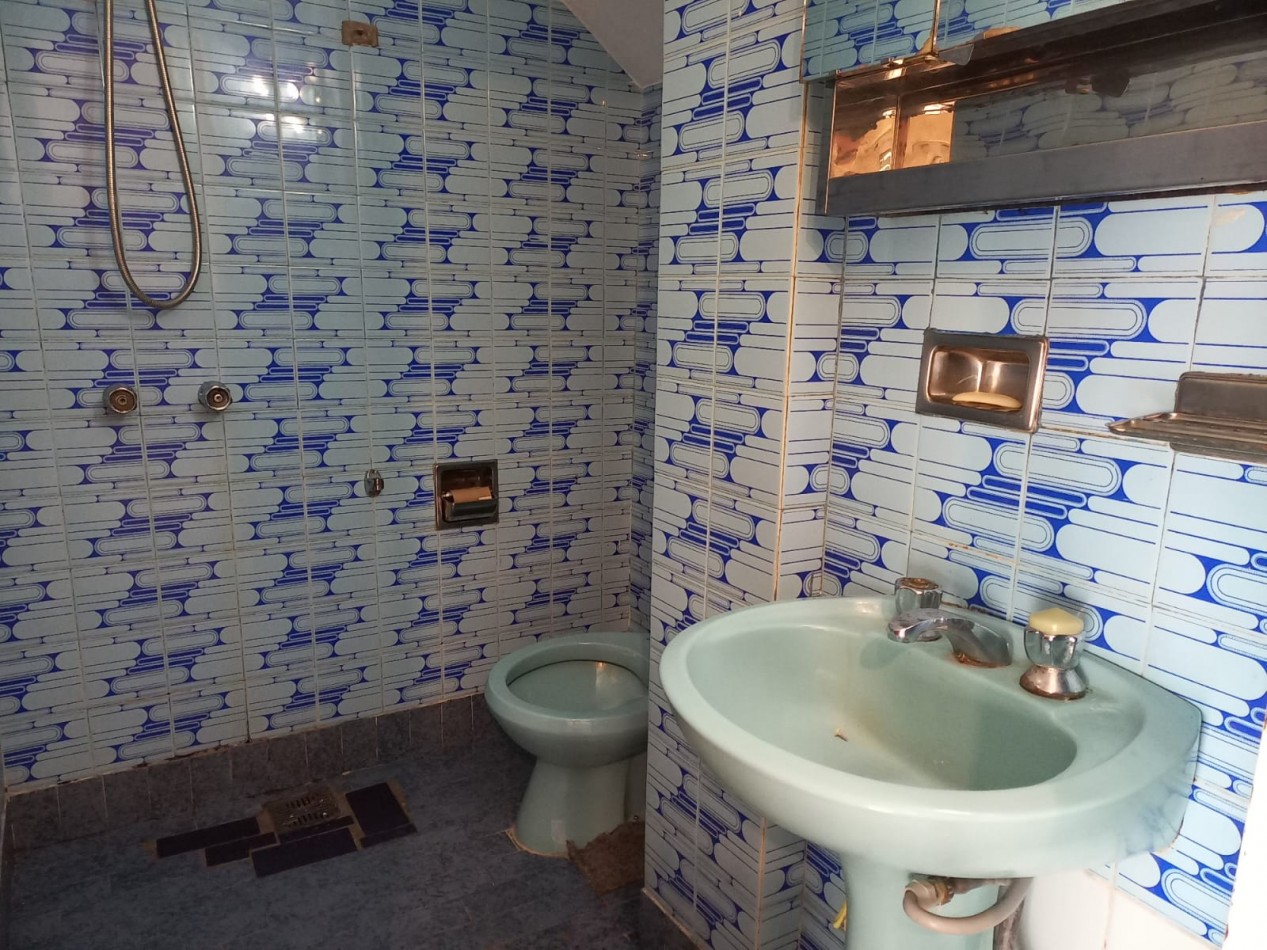 MUY BUENA CASA EN 2 PLANTAS CON PATIO, COCHERA Y TERRAZA!!! IDEAL ACTUALIZAR