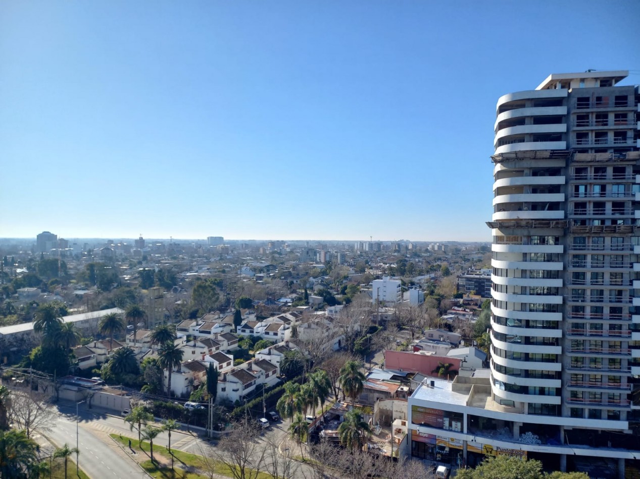 DEPTO 2 AMB AL FRENTE CON BALCON, PISO ALTO. VISTA ABIERTA.