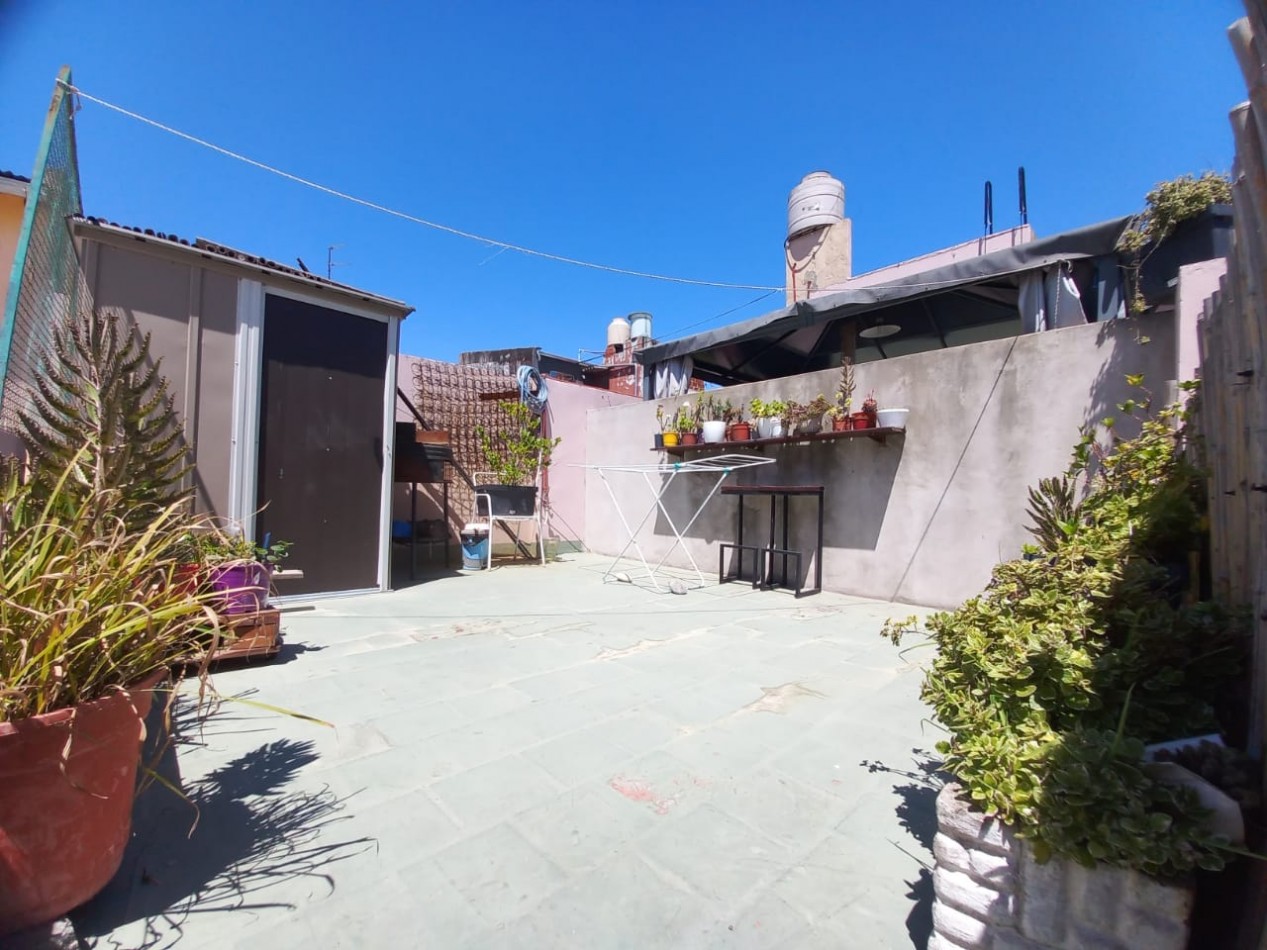 PH PB DE 2/3 AMB CON PATIO, TERRAZA PROPIA Y COCHERA. EXCELENTE UBICACION.