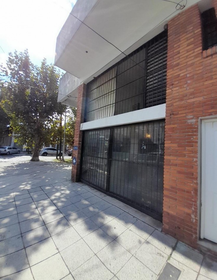 Consultorio/Oficina/Local en esquina 2 plantas + espacio aereo. POSIBILIDADES DE AMPLIACION!