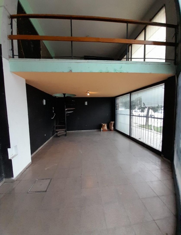 Consultorio/Oficina/Local en esquina 2 plantas + espacio aereo. POSIBILIDADES DE AMPLIACION!