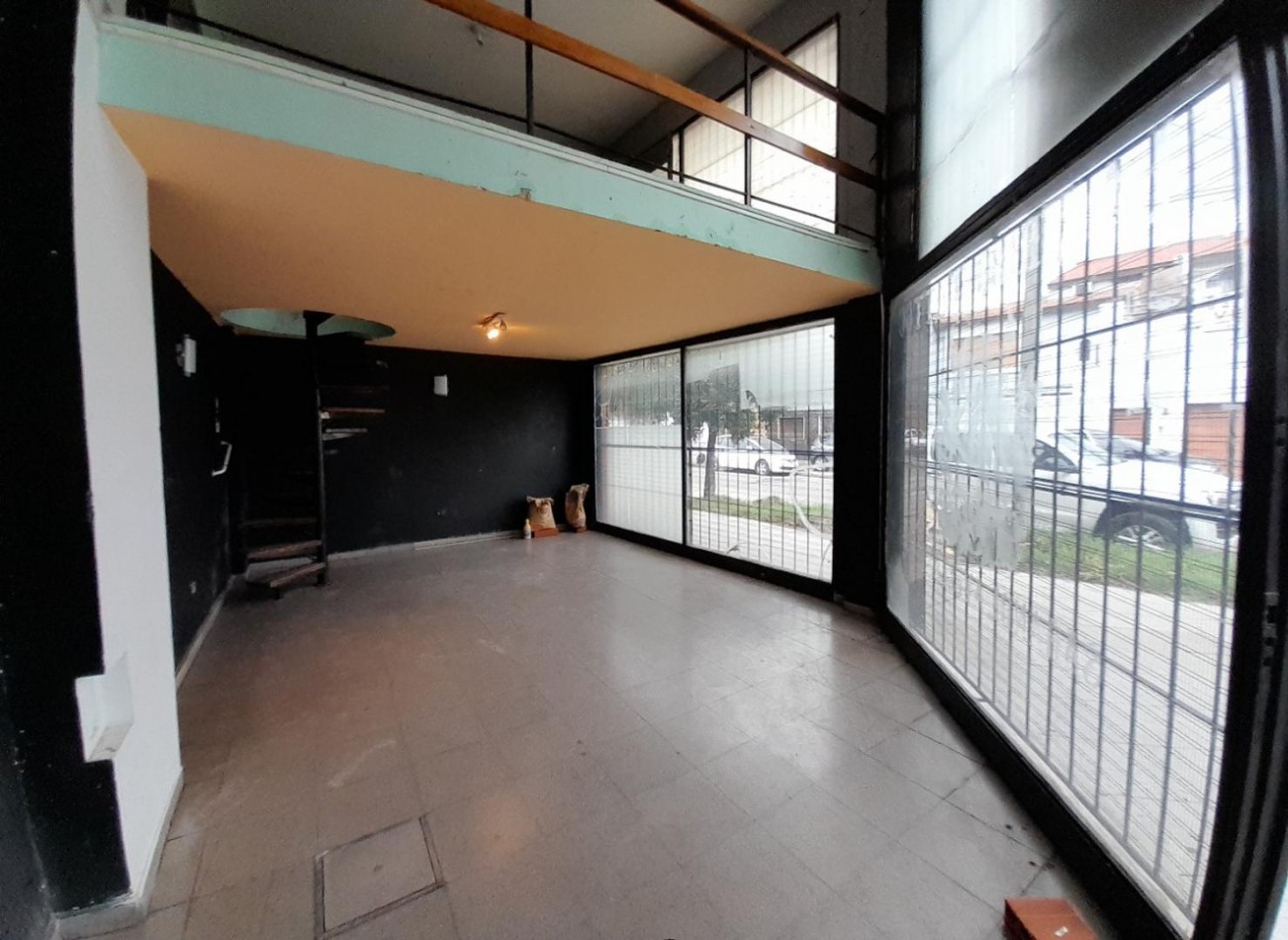 Consultorio/Oficina/Local en esquina 2 plantas + espacio aereo. POSIBILIDADES DE AMPLIACION!