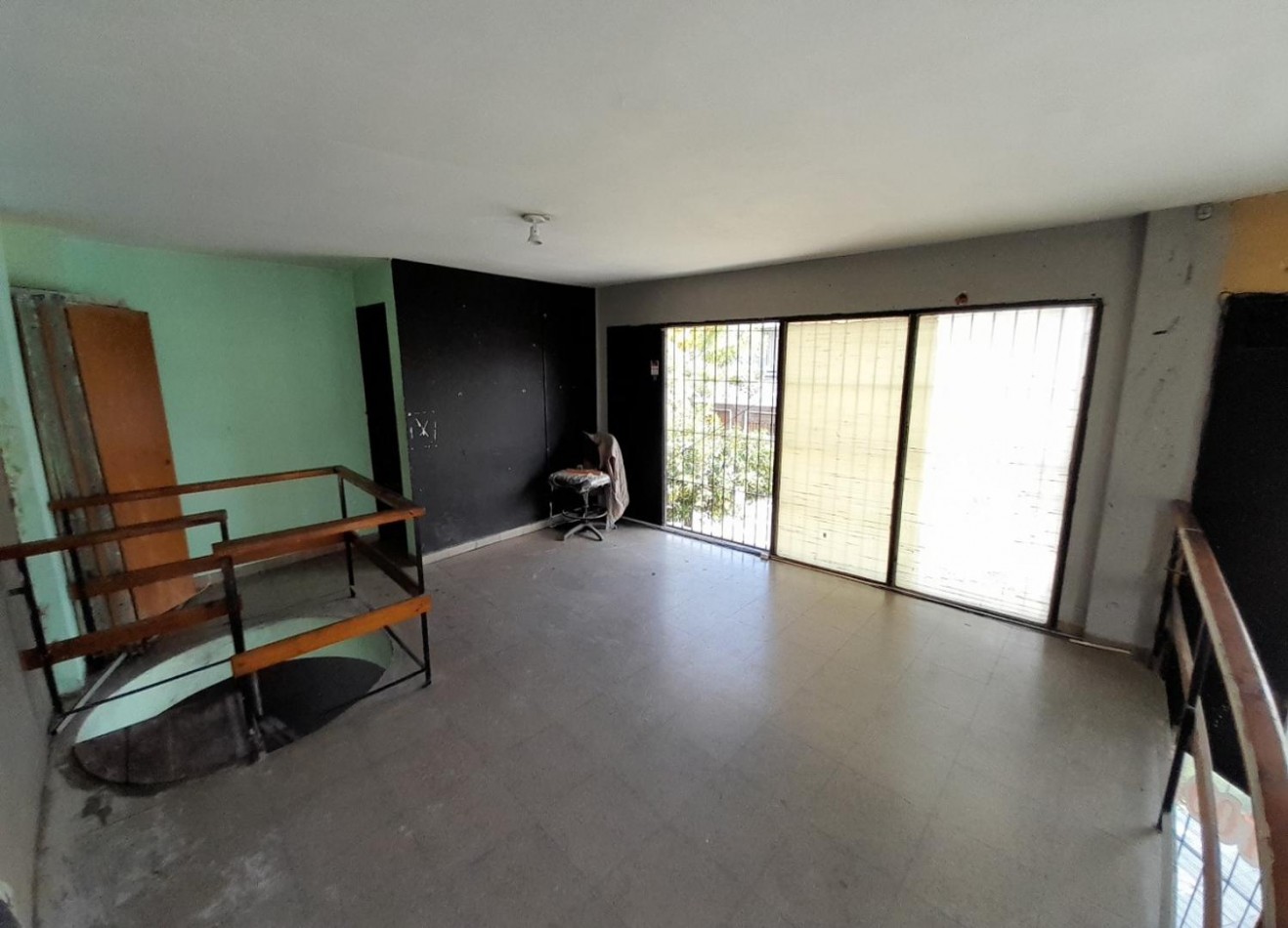 Consultorio/Oficina/Local en esquina 2 plantas + espacio aereo. POSIBILIDADES DE AMPLIACION!