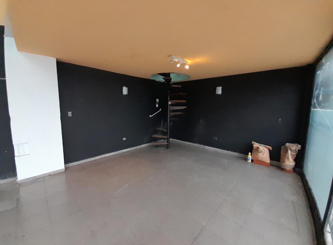 Consultorio/Oficina/Local en esquina 2 plantas + espacio aereo. POSIBILIDADES DE AMPLIACION!