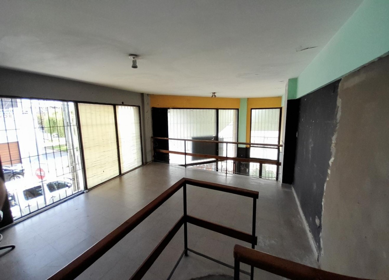 Consultorio/Oficina/Local en esquina 2 plantas + espacio aereo. POSIBILIDADES DE AMPLIACION!