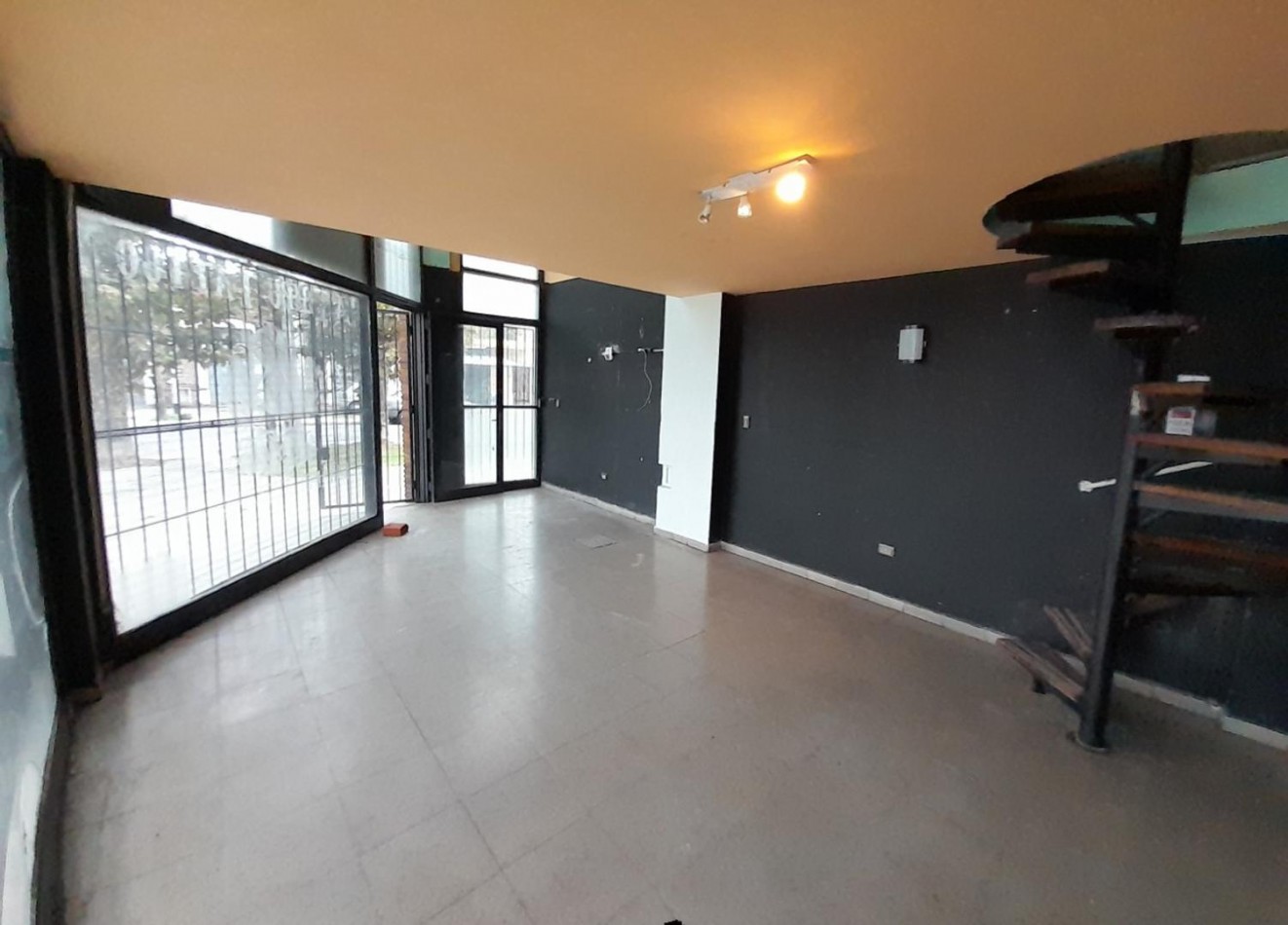 Consultorio/Oficina/Local en esquina 2 plantas + espacio aereo. POSIBILIDADES DE AMPLIACION!
