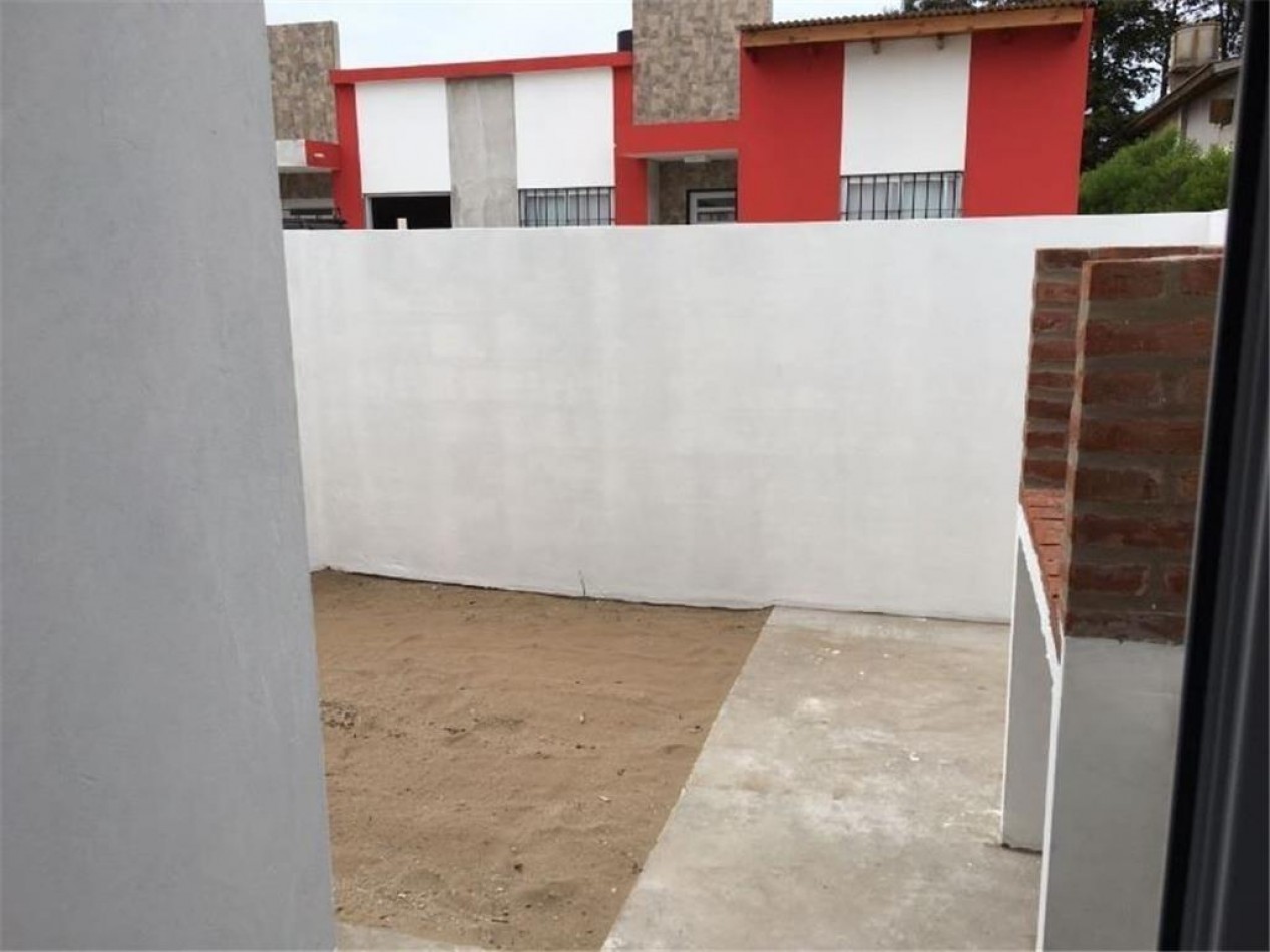 DUPLEX DE 3 AMB CON PATIO Y COCHERA. IMPECABLE ESTADO.