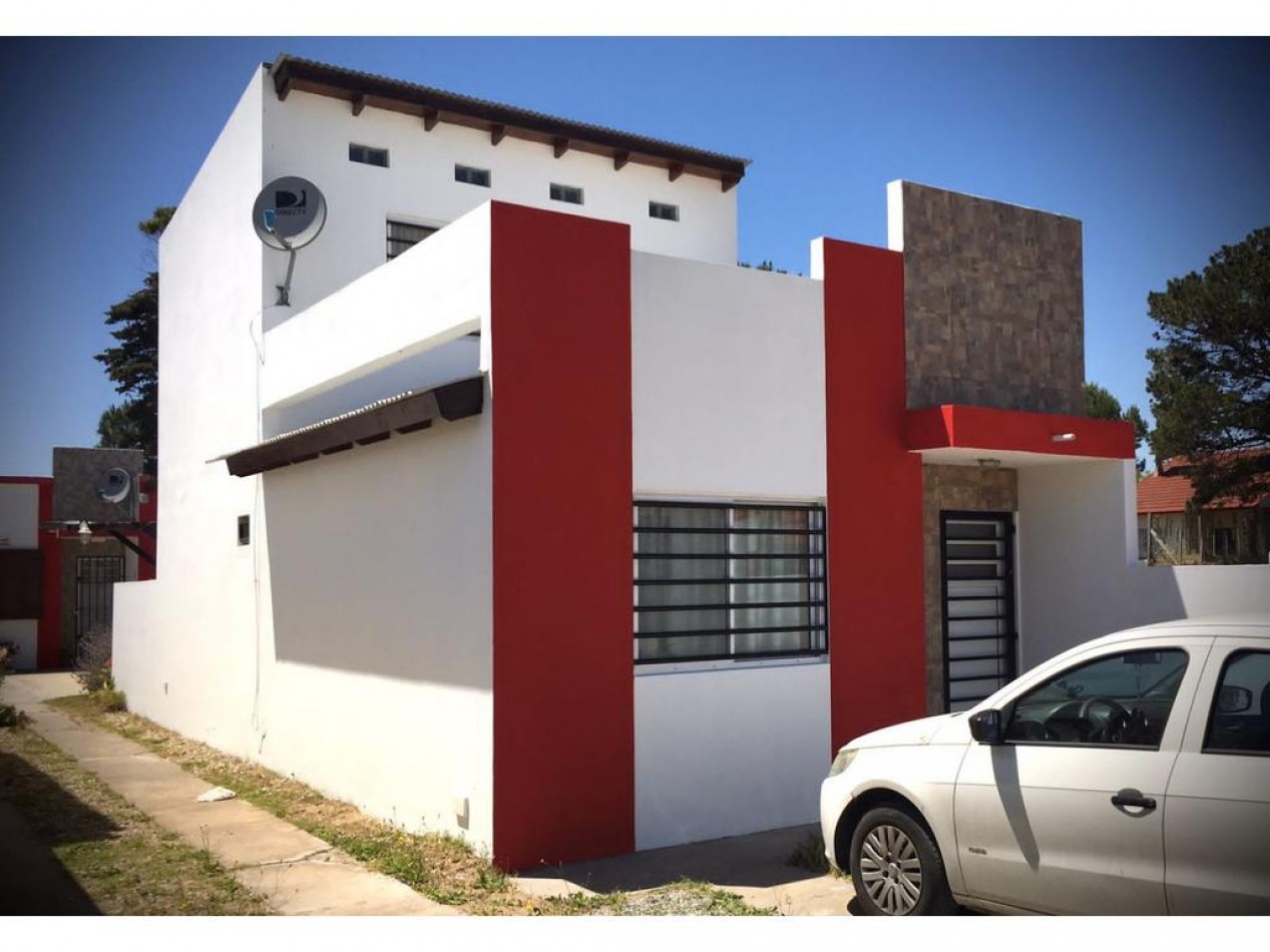 DUPLEX DE 3 AMB CON PATIO Y COCHERA. IMPECABLE ESTADO.