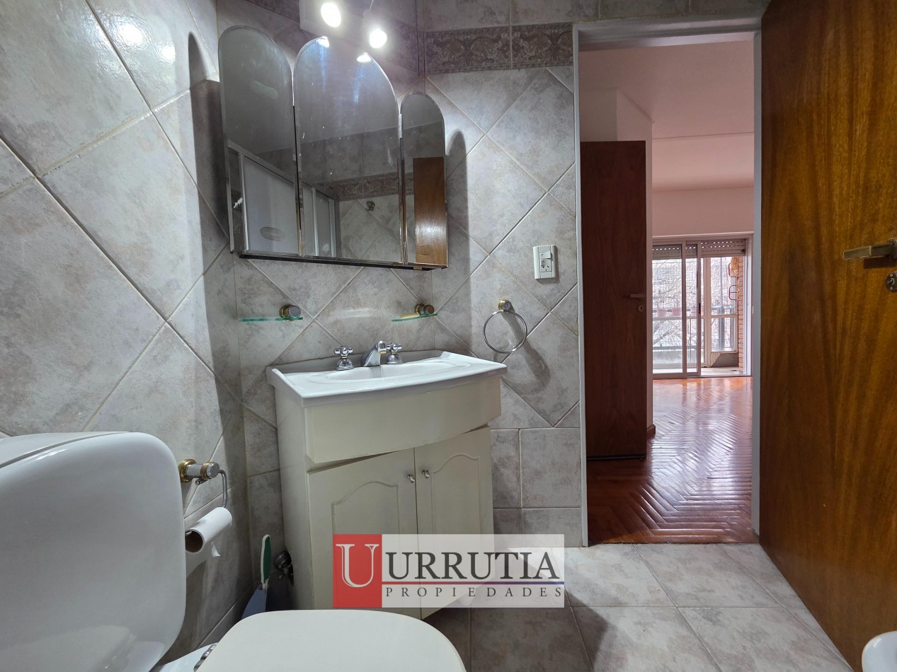 Oficina 4 amb. con dependencia y cochera en Villa Ortuza