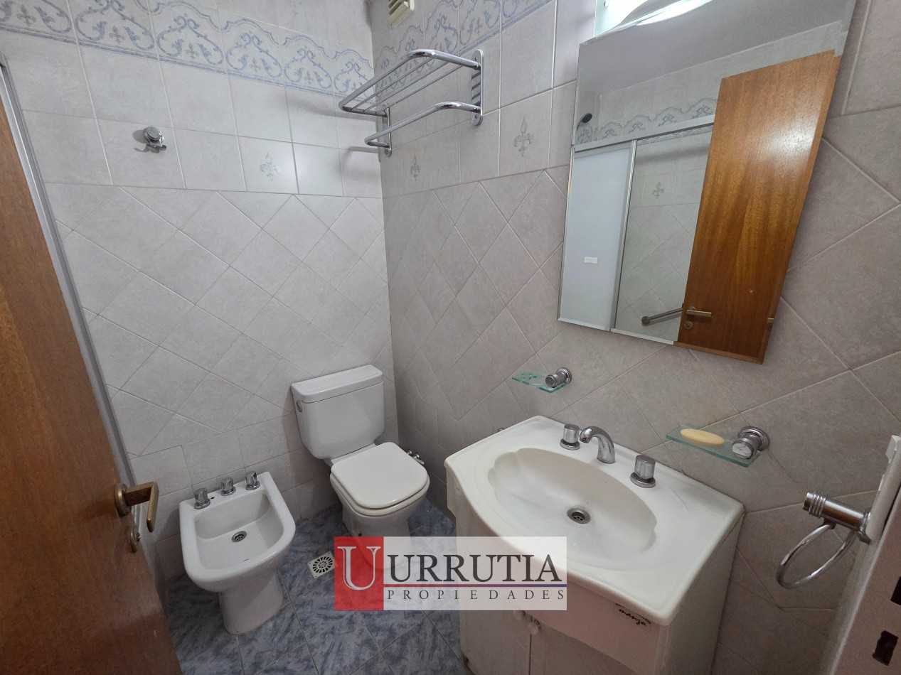 Oficina 4 amb. con dependencia y cochera en Villa Ortuza