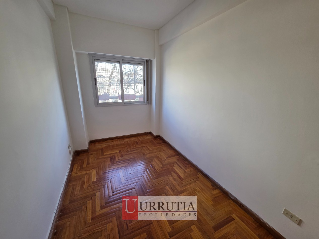 Oficina 4 amb. con dependencia y cochera en Villa Ortuza