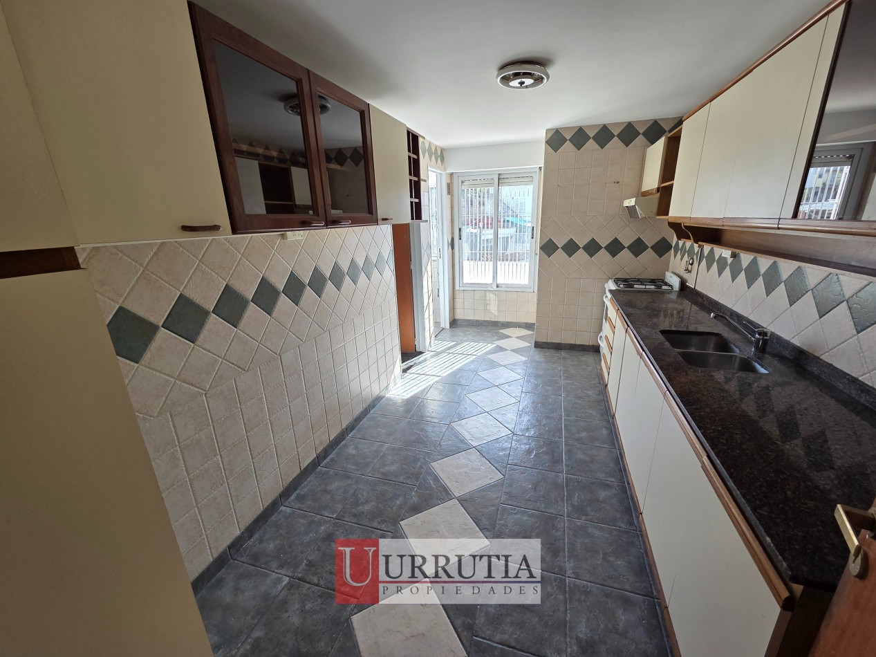 Oficina 4 amb. con dependencia y cochera en Villa Ortuza