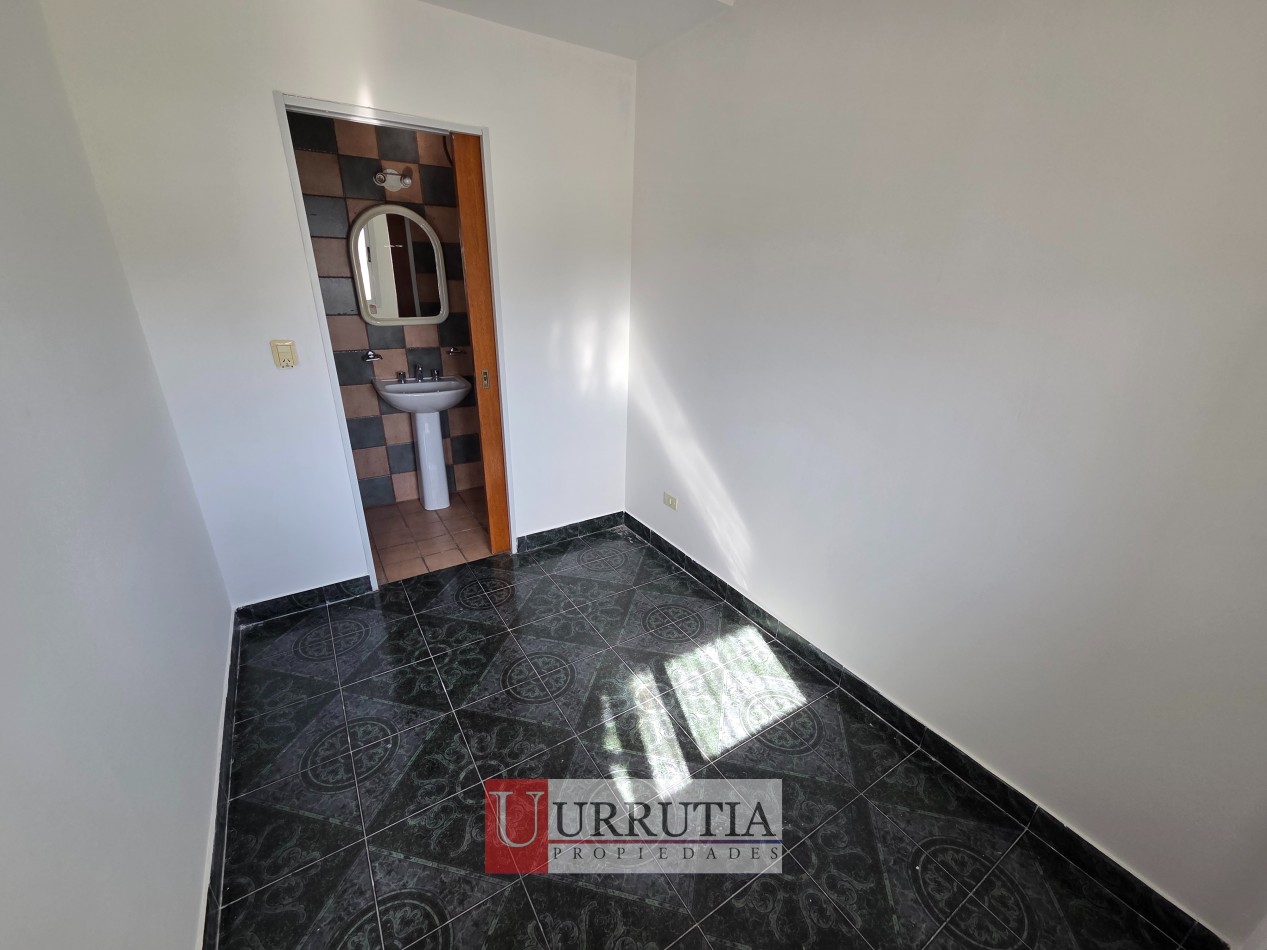 Oficina 4 amb. con dependencia y cochera en Villa Ortuza