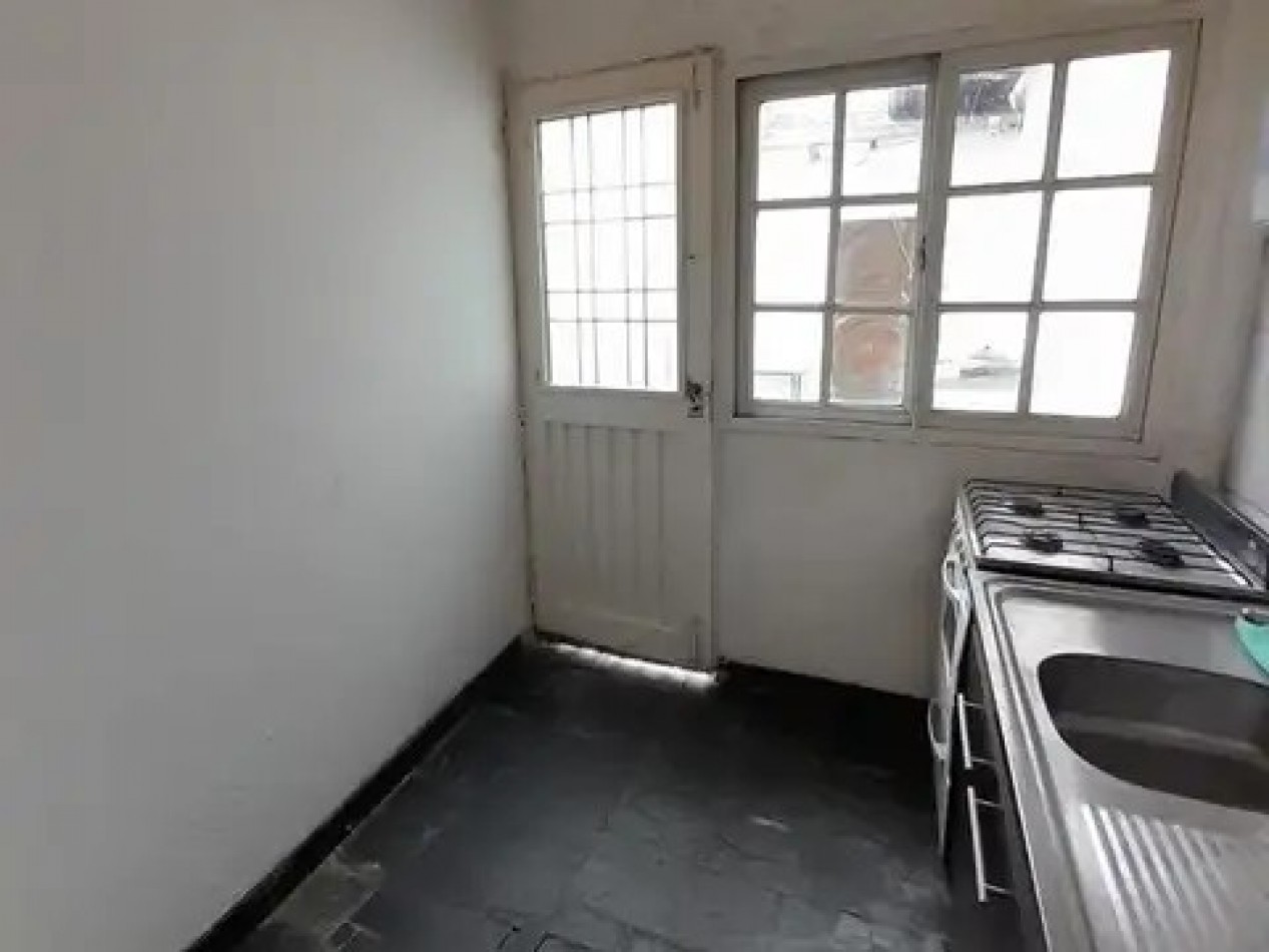 CONSULTORIO/OFICINA 2 AMB CON PATIO. SIN EXPENSAS. EN PLENO CENTRO COMERCIAL.