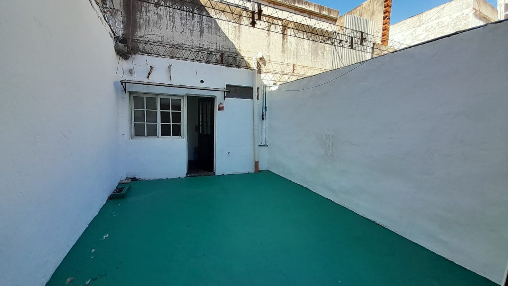 CONSULTORIO/OFICINA 2 AMB CON PATIO. SIN EXPENSAS. EN PLENO CENTRO COMERCIAL.