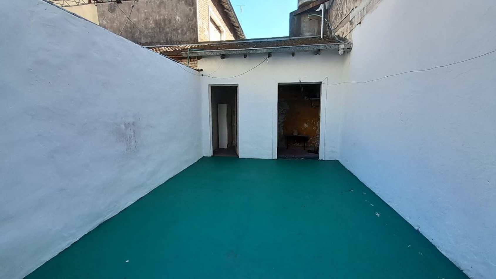 CONSULTORIO/OFICINA 2 AMB CON PATIO. SIN EXPENSAS. EN PLENO CENTRO COMERCIAL.