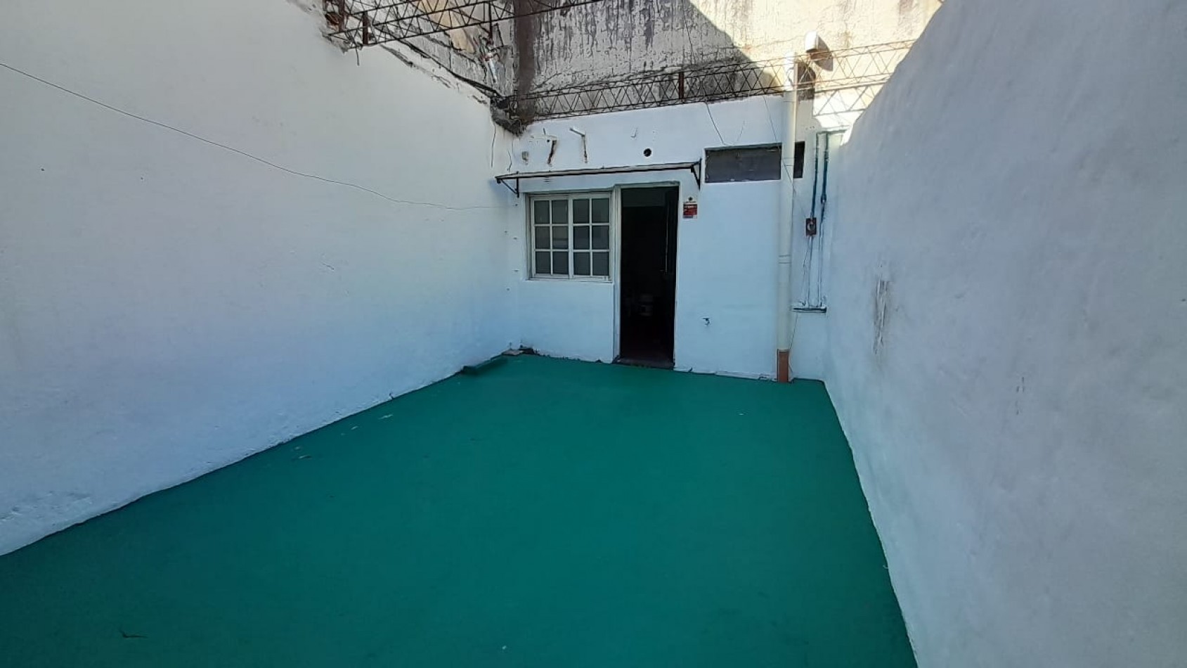 CONSULTORIO/OFICINA 2 AMB CON PATIO. SIN EXPENSAS. EN PLENO CENTRO COMERCIAL.