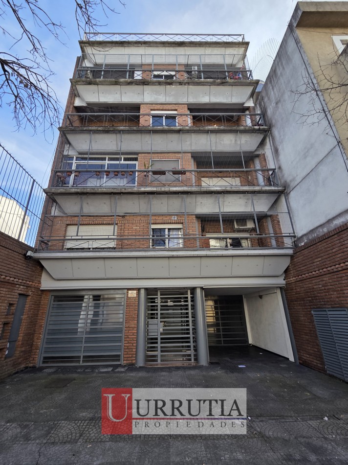 Departamento 4 amb. con dependencia y cochera en Villa Ortuzar