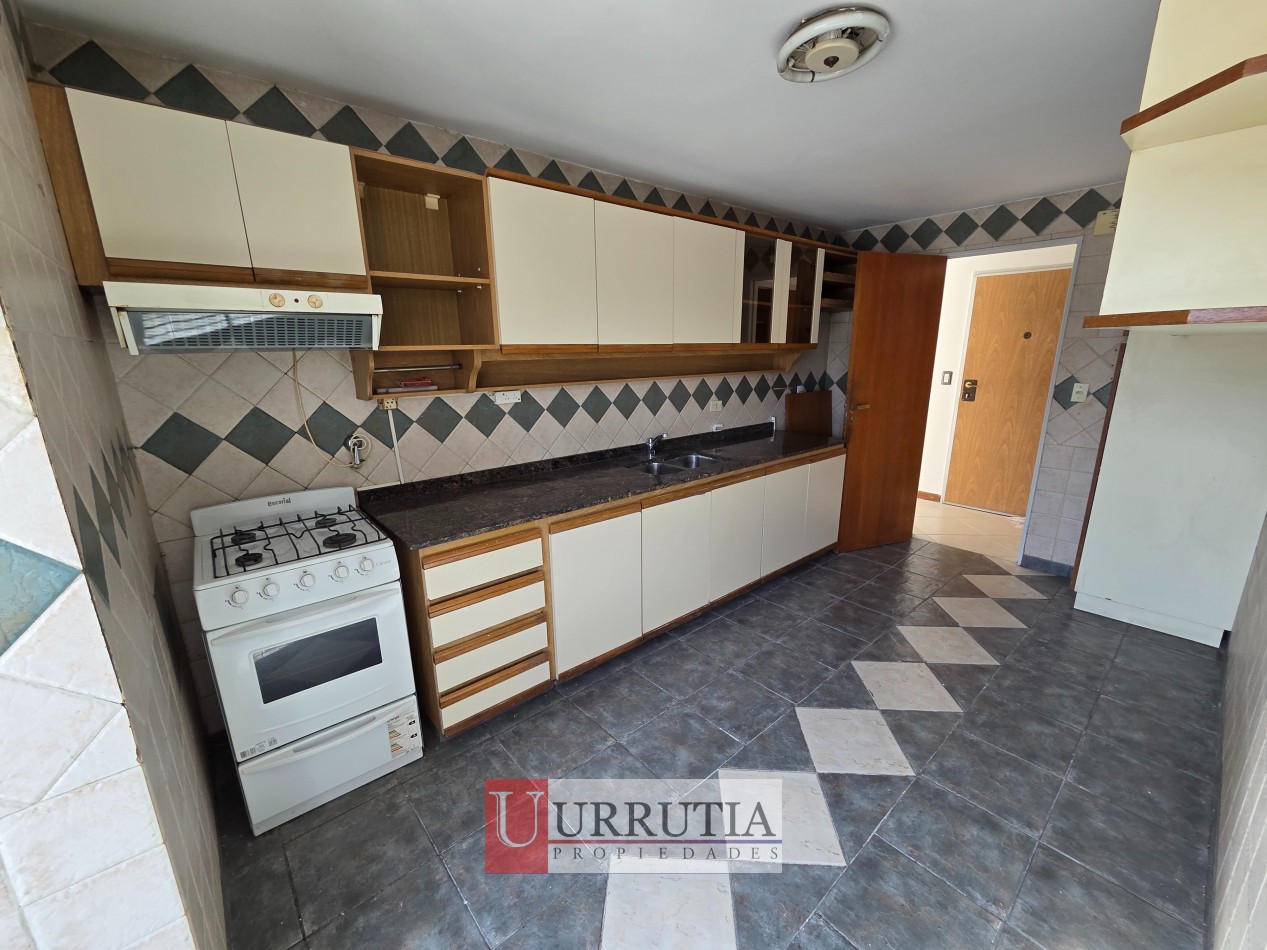 Departamento 4 amb. con dependencia y cochera en Villa Ortuzar