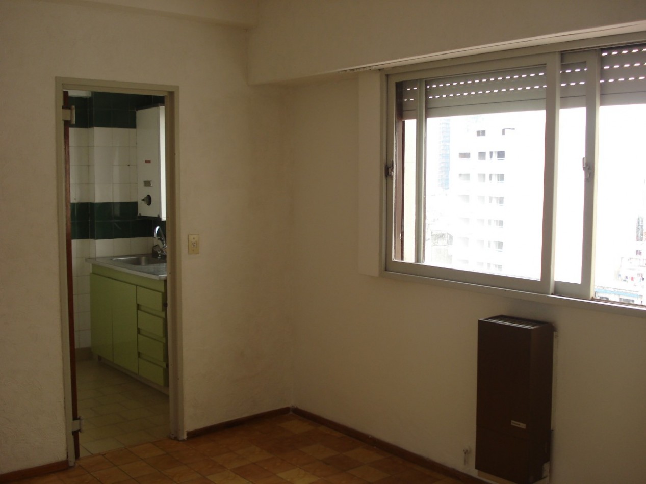 DEPTO 1 AMB LATERAL. EXCELENTE UBICACION. IDEAL INVERSOR. POSIBLE FINANCIACION.