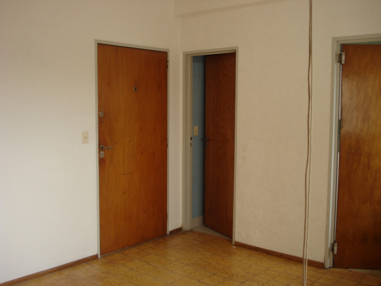 DEPTO 1 AMB LATERAL. EXCELENTE UBICACION. IDEAL INVERSOR. POSIBLE FINANCIACION.