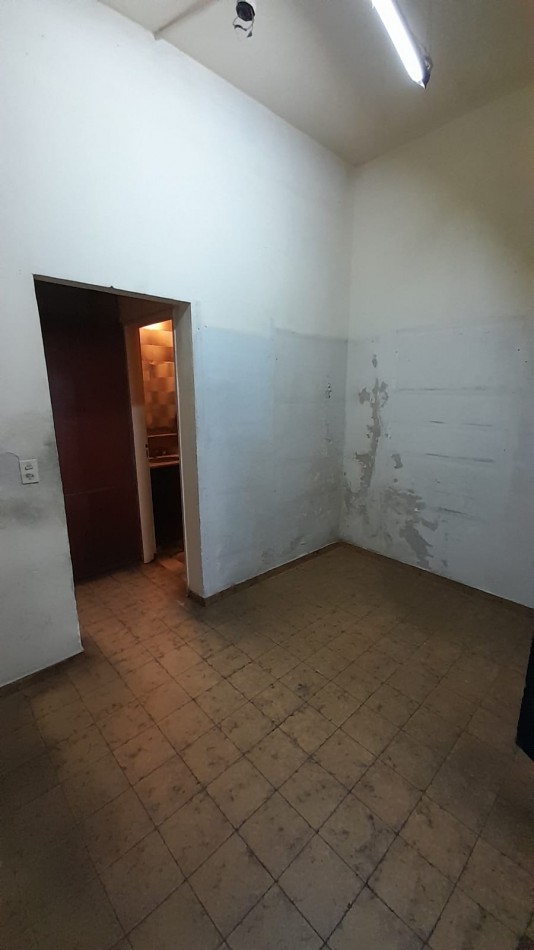EXCELENTE CONSULTORIO/OFICINA/LOCAL SOBRE CALLE IMPORTANTE EN CENTRO COMERCIAL!!!!!