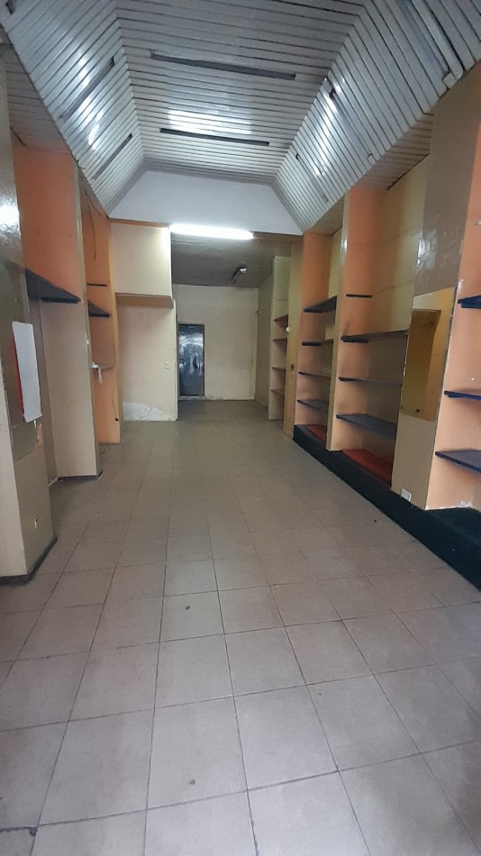 EXCELENTE CONSULTORIO/OFICINA/LOCAL SOBRE CALLE IMPORTANTE EN CENTRO COMERCIAL!!!!!