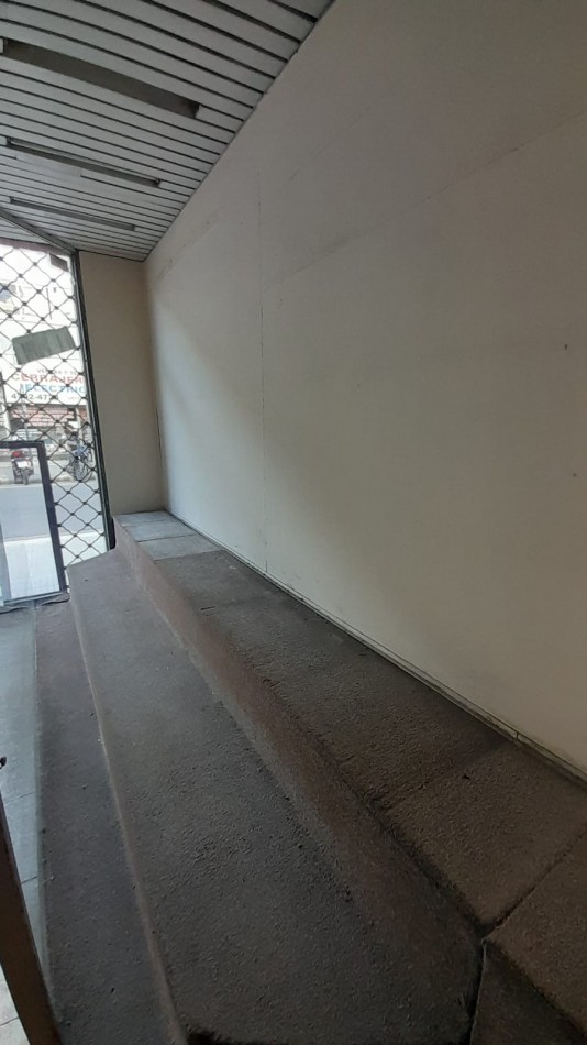 EXCELENTE CONSULTORIO/OFICINA/LOCAL SOBRE CALLE IMPORTANTE EN CENTRO COMERCIAL!!!!!