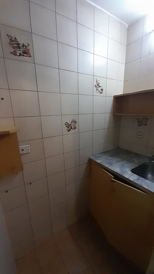 EXCELENTE CONSULTORIO/OFICINA/LOCAL SOBRE CALLE IMPORTANTE EN CENTRO COMERCIAL!!!!!
