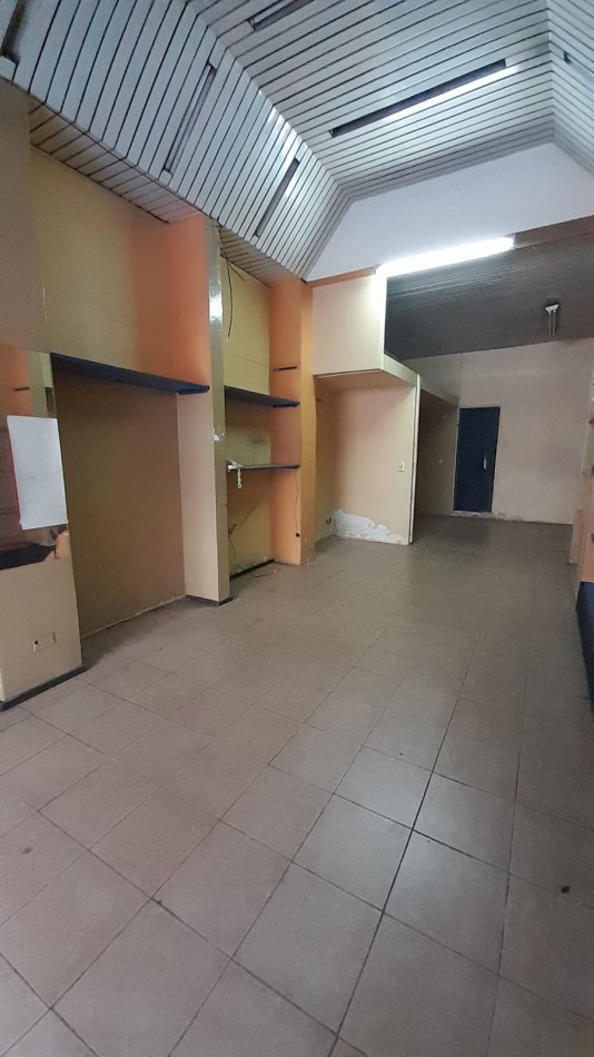EXCELENTE CONSULTORIO/OFICINA/LOCAL SOBRE CALLE IMPORTANTE EN CENTRO COMERCIAL!!!!!