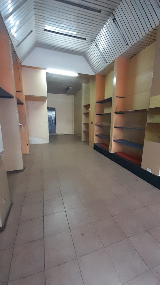 EXCELENTE CONSULTORIO/OFICINA/LOCAL SOBRE CALLE IMPORTANTE EN CENTRO COMERCIAL!!!!!