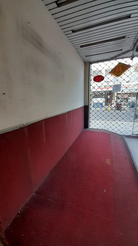 EXCELENTE CONSULTORIO/OFICINA/LOCAL SOBRE CALLE IMPORTANTE EN CENTRO COMERCIAL!!!!!