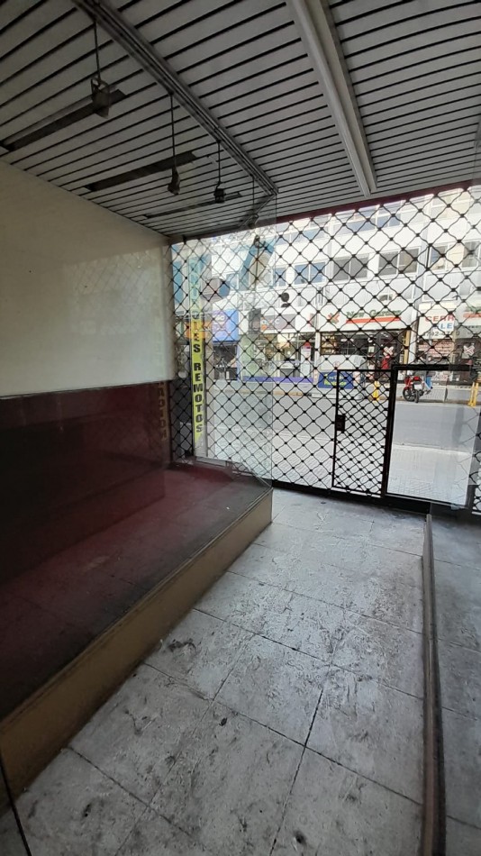EXCELENTE CONSULTORIO/OFICINA/LOCAL SOBRE CALLE IMPORTANTE EN CENTRO COMERCIAL!!!!!