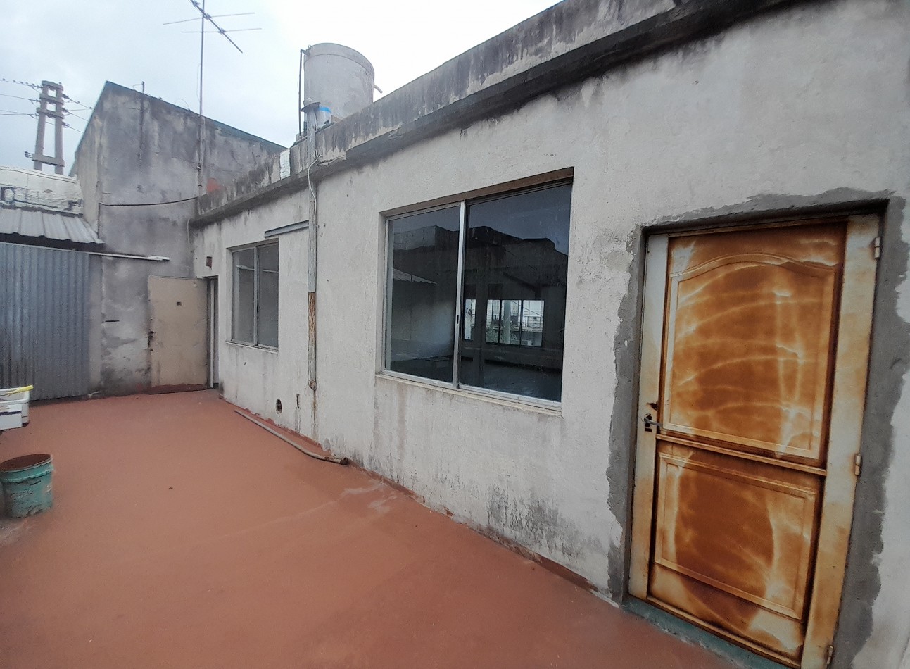 VENTA EN BLOCK. GALPON/DEPOSITO EN PA + 2 LOCALES/OFICINAS EN PB. A MTS DE AV. MITRE.