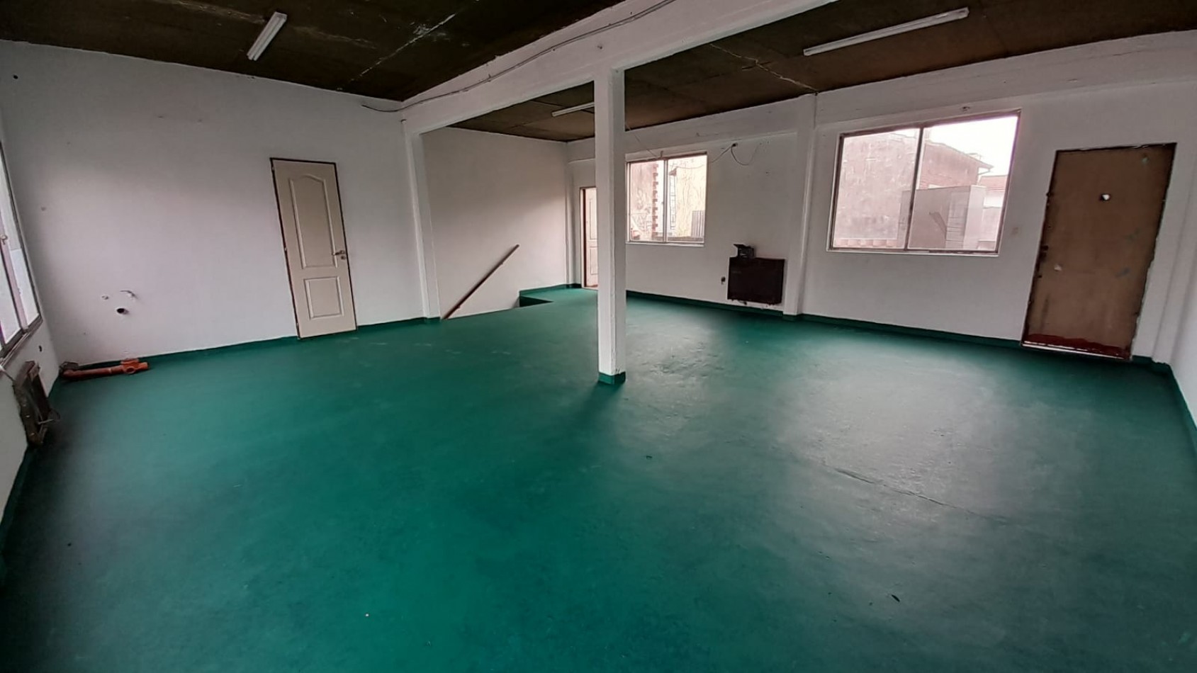 VENTA EN BLOCK. GALPON/DEPOSITO EN PA + 2 LOCALES/OFICINAS EN PB. A MTS DE AV. MITRE.