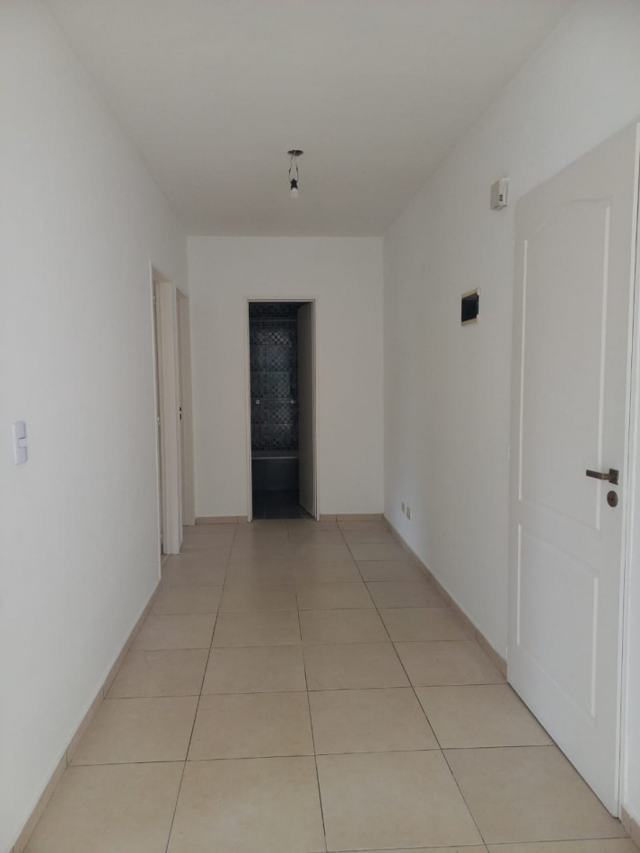EXCELENTE DPTO 3/4 AMBIENTES CON COCHERA. PATIO/TERRAZA, ZONA COMERCIAL Y ESTACION!!!